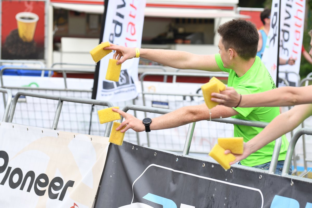 Nog maar 6 nachtjes tot alle atleten weer los mogen. Ben jij er bij?! De inschrijving is dicht, maar we zijn nog hard op zoek naar vrijwilligers!!
Wij zorgen voor koffie, thee, lunch, lekkers, UT-Triathlon sport shirts en meer <3. Dus geef je hier op: uttriathlon.nl/vrijwilligers/