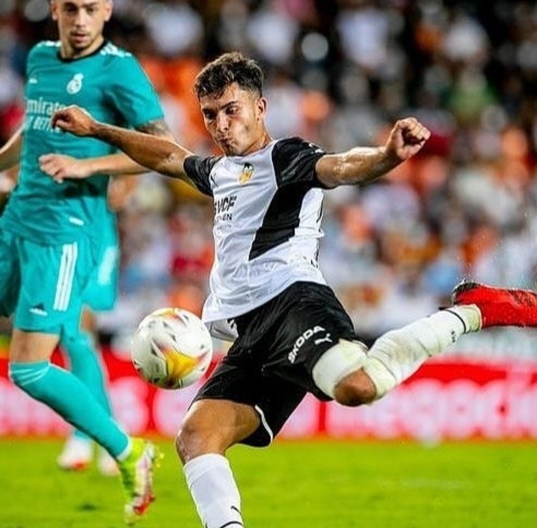 MesasSport's tweet photo. 💣 ¡PRIMER ⚽️ con el @valenciacf_vale!
👉🏼@hugoduro14 hizo su debut en Mestalla como jugador del Valencia CF
⚽️ Disputó 75' a un altísimo nivel y logró su primer GOL como jugador valencianista tras un soberbio zurdazo cruzado / @realmadrid
😉¡ENHORABUENA HUGO!
#PRIMEROdeMUCHOS https://t.co/rXADRpABaV