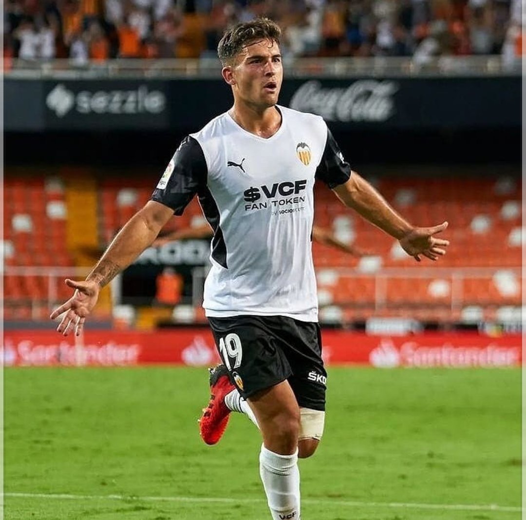 MesasSport's tweet photo. 💣 ¡PRIMER ⚽️ con el @valenciacf_vale!
👉🏼@hugoduro14 hizo su debut en Mestalla como jugador del Valencia CF
⚽️ Disputó 75' a un altísimo nivel y logró su primer GOL como jugador valencianista tras un soberbio zurdazo cruzado / @realmadrid
😉¡ENHORABUENA HUGO!
#PRIMEROdeMUCHOS https://t.co/rXADRpABaV