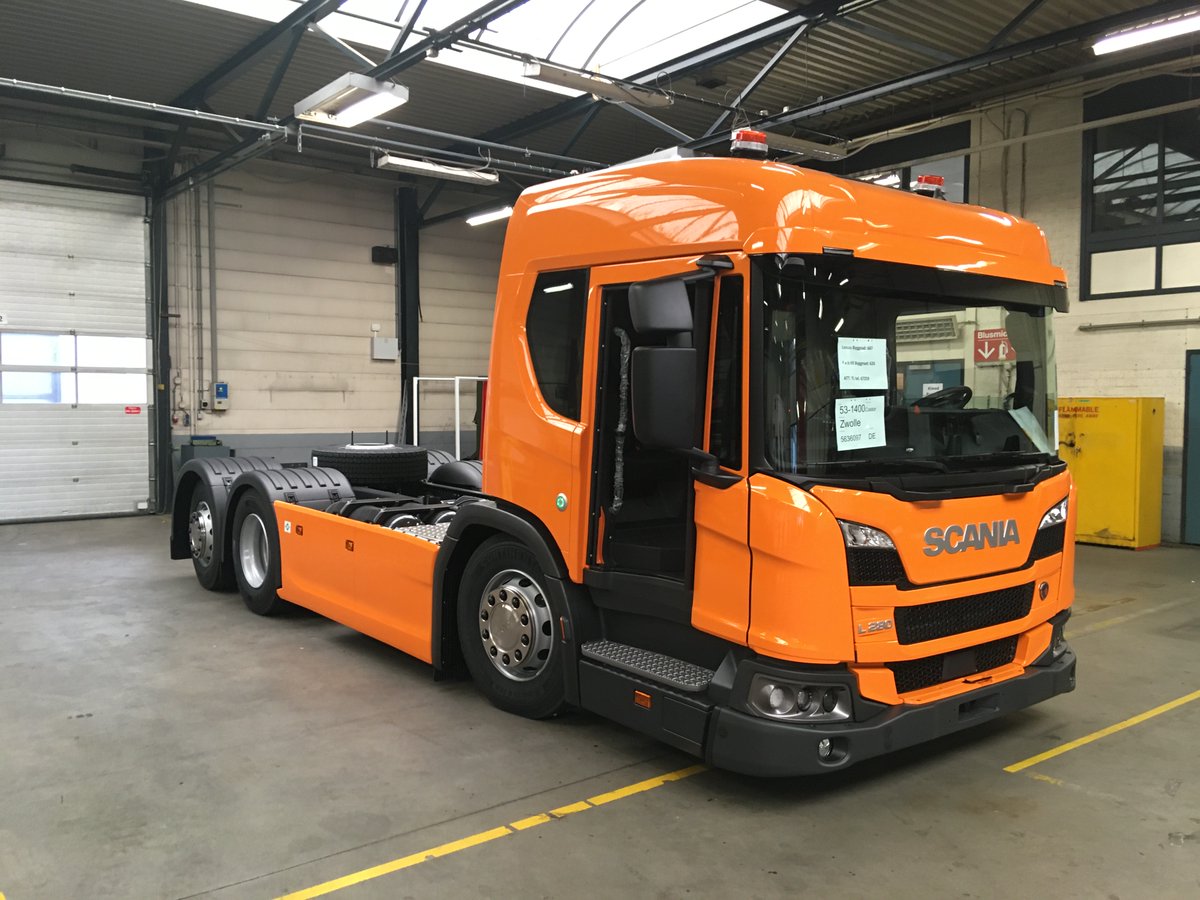 Gespot in Zwolle: een oranje Scania L280. De L-serie van Scania is speciaal ontworpen voor krappe stedelijke omgevingen. Deze uitvoering heeft een citydoor, waardoor de chauffeur kan uitstappen in smalle straten. Op de eerste foto staan beide deuren open.