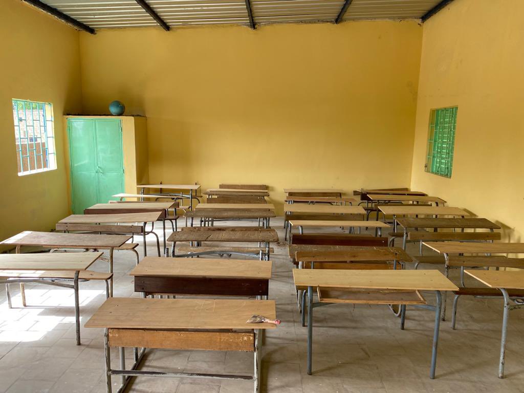 Niintche's tweet photo. Un an jour pour pour jour 60.800.000fr entièrement récolté grâce à internet pour rénover 16 écoles plus de 27 toilettes 2 salles informatiques 1 réfectoire des fournitures scolaires 3 puits 2 mini forages.
Merci 🙏🏽 
Le combat continue 🇸🇳 https://t.co/SM52em0qp5