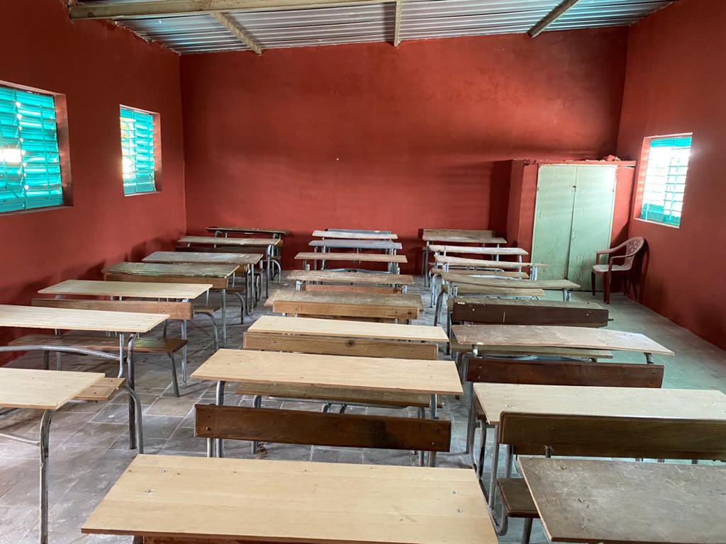 Niintche's tweet photo. Un an jour pour pour jour 60.800.000fr entièrement récolté grâce à internet pour rénover 16 écoles plus de 27 toilettes 2 salles informatiques 1 réfectoire des fournitures scolaires 3 puits 2 mini forages.
Merci 🙏🏽 
Le combat continue 🇸🇳 https://t.co/SM52em0qp5