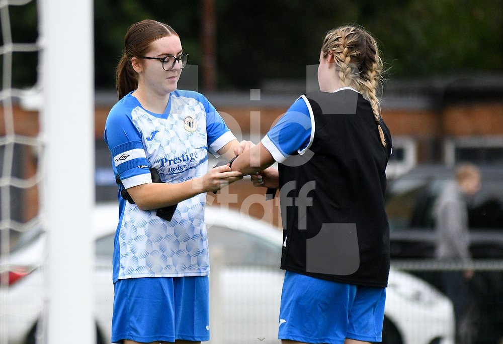 CosminIftode's tweet photo. The beautiful moment of the weekend.@BartonR_Ladies GK gets injured, a field player goes in after a teammate helps her with the gloves. Another takes the first aid kit off the pitch. After a goal kick she proudly asks some spectators if they've seen it. #football #NonLeague https://t.co/Ew0ydUH8Vi