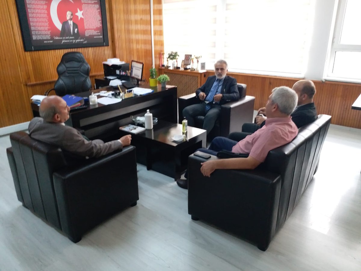 HayOrtaokulu's tweet photo. Sayın ilçe milli eğitim müdürümüz Mustafa YILMAZ  @19_mstfylmz ve şube müdürlerimiz Nihat ALTINTAŞ @Nihataltintas52 ile Türkay KOYUNCU @koyuncuturkay okulumuzu ziyaret ederek yeni eğitim-öğretim yılında başarılar dilediler. Ziyaretlerinden ötürü kendilerine çok teşekkür ediyoruz. https://t.co/rfmUGjtrAE