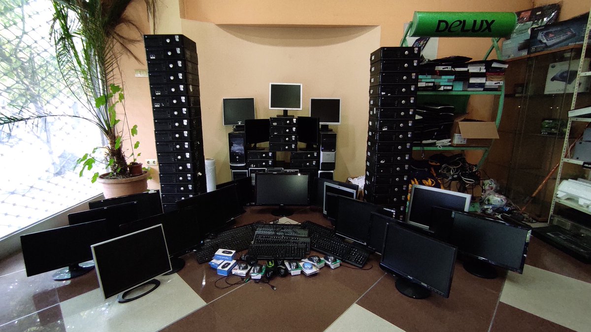 shlapatalo's tweet image. Претходниот рекорд на донирани компјутери во еден ден ни беше 22. Денес го здробивме со бројка од 51 компјутер. Кој сака нека честита 🇲🇰❤️✊
*Поради големата бројка испораката ќе трае до петок
#ДонирајКомпјутер