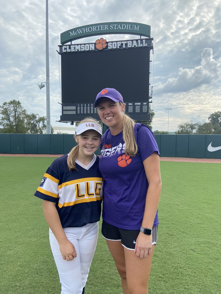 EmileyMccall's tweet photo. Had a great time at @clemsonsoftball camp today. Thanks to all the coaches and players for the instruction. Can’t wait to go back! @rittmanjohn @cbreault12 @kjhyatt6 @MarkTucker704 @LLG_Pedy @stevie_grice https://t.co/E5O4DtNzys