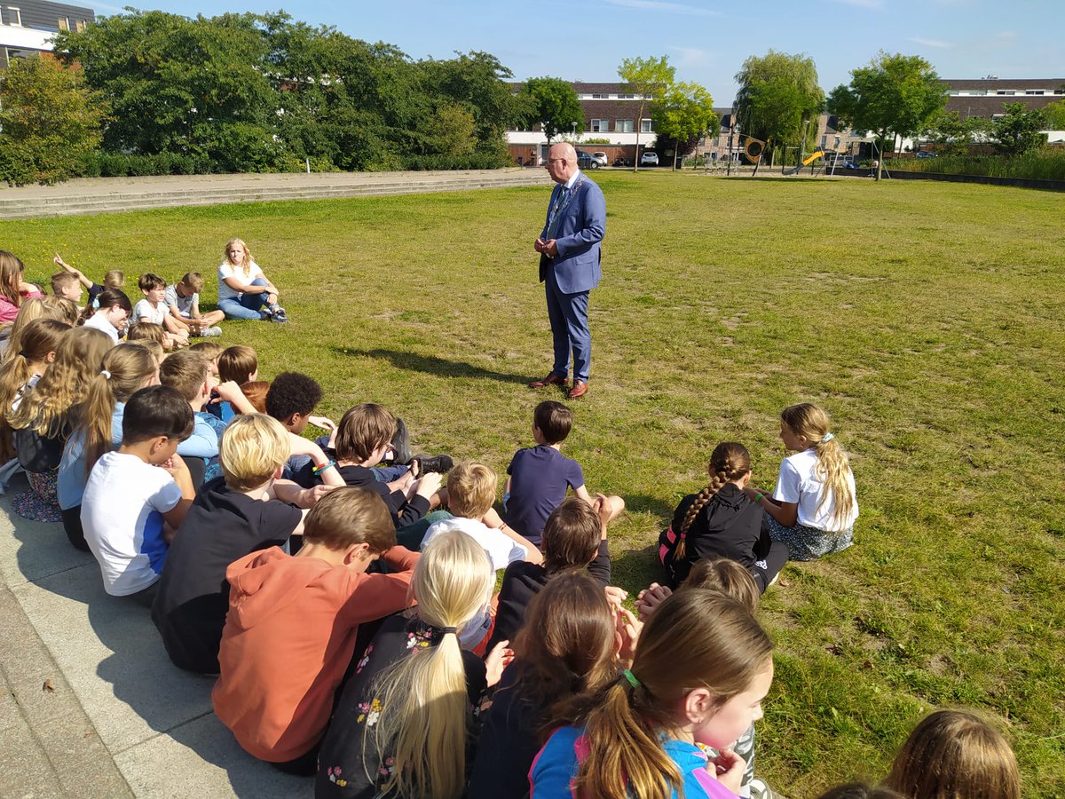 witteringnl's tweet photo. We hebben fantastisch nieuws… dit jaar levert https://t.co/gHA0K5gaT5 de nieuwe kinderburgemeester van ’s-Hertogenbosch!! Vandaag kwam burgemeester @jackmikkers vertellen over wat het kinderburgemeesterschap inhoudt en hoe kinderen uit unit 4 kunnen solliciteren. https://t.co/AKSGsPr93G