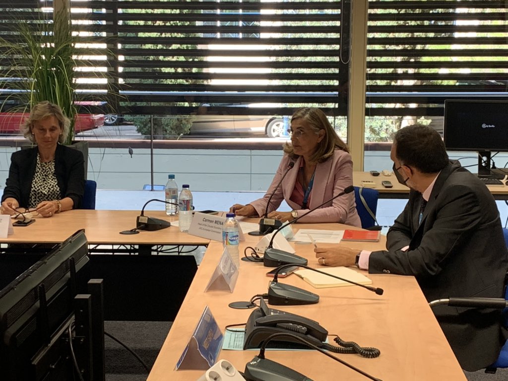 Welcome Commissioner <a href="/JHahnEU/">Johannes Hahn</a> to JRC’s Sevilla Site! ☀️
We are sharing with him all the work our Circular Economy Unit is doing on #EUTaxonomy 💶🌱