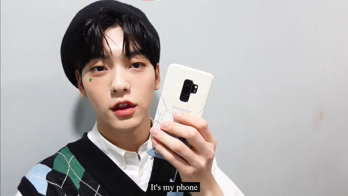 YEONJUN_iz's tweet photo. MY MAN REALLY HAS A SEPERATE PHONE JUST TO TAKE SELCAS 😭 https://t.co/UuB6iHOsHZ