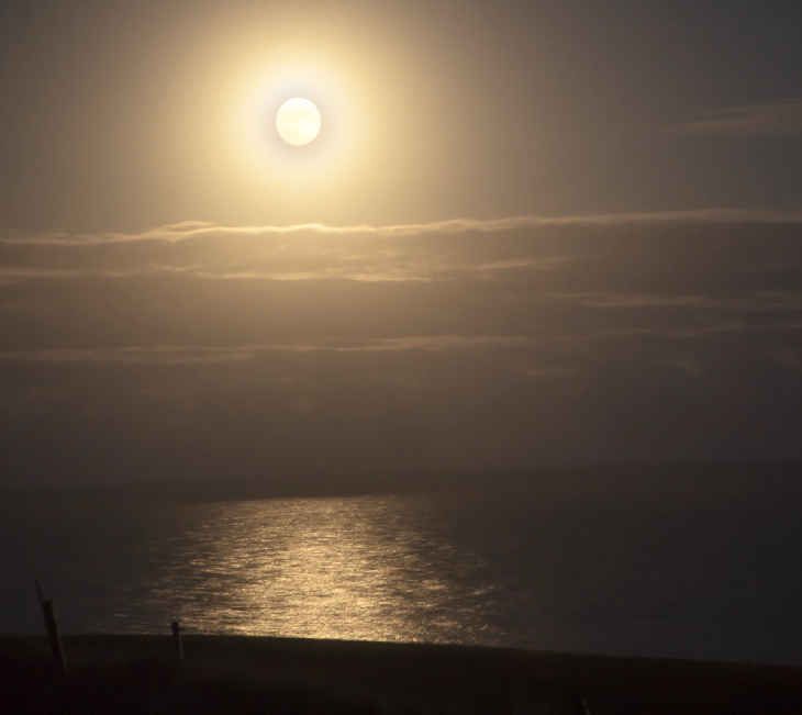 Tex369X's tweet photo. THE HARVEST MOON: Tonight's full Moon has a special name: The Harvest Moon. It's the full Moon closest to the northern autumnal equinox. Long ago, farmers depended on the light of the Harvest Moon to gather ripening crops after dark. https://t.co/d3kn0urIgs