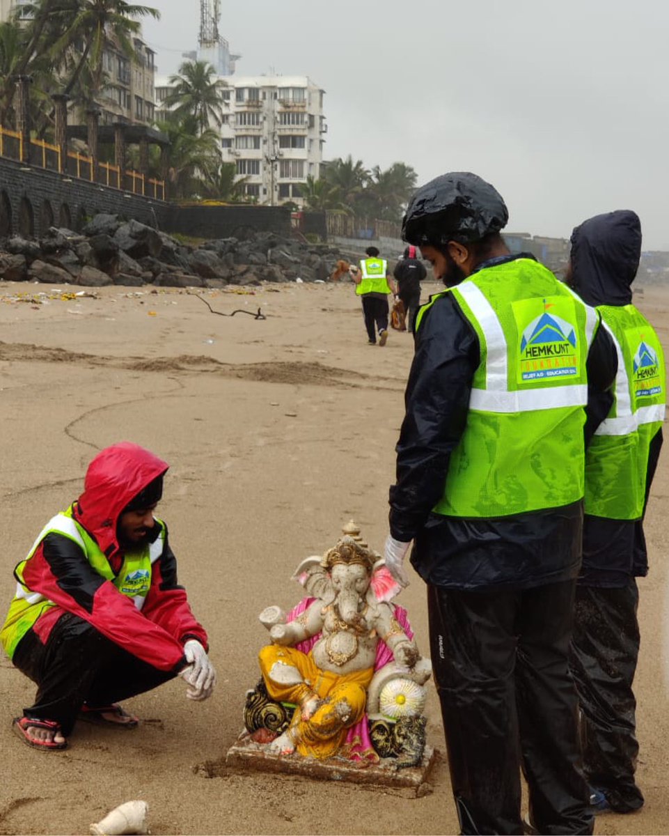 Hemkunt_Fdn's tweet photo. Meet our Mumbai team, photographed this morning celebrating Ganpati by conducting a successful cleanup at Versova beach. ๐ฆบ๐ช๐ฝ
#ClimateAction #ClimateEmergency #timetochange #wastemanagement #fortheocean #iChooseToClean #climatechange #globalwarming #zerowaste #HemkuntFoundation https://t.co/2v4D5nPd5Y