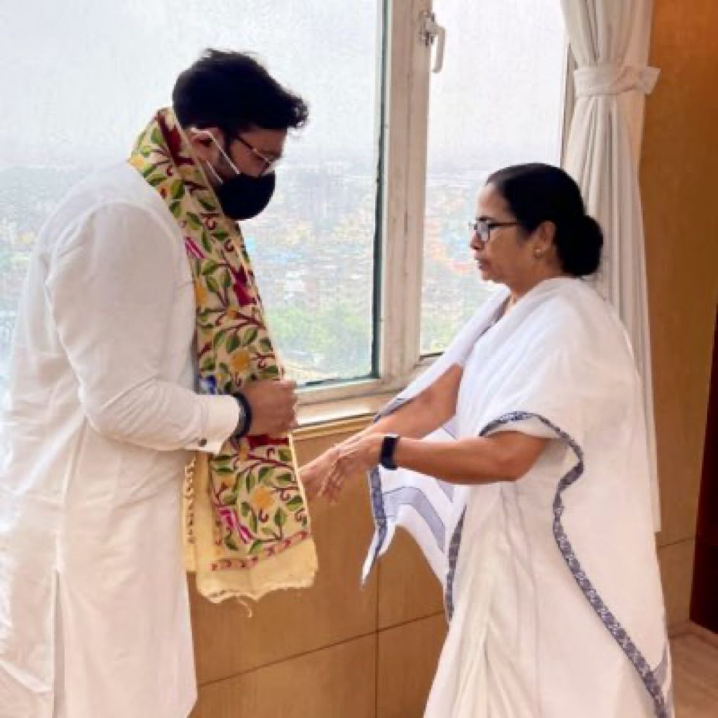 BanglarGorboMB's tweet photo. মুখ্যমন্ত্রী @MamataOfficial-র সঙ্গে সাক্ষাৎ করলেন সর্বভারতীয় তৃণমূল কংগ্রেসের নেতা @SuPriyoBabul তৃণমূল কংগ্রেসে যোগদানের পর এটি ছিল মুখ্যমন্ত্রীর সঙ্গে ওনার প্রথম সাক্ষাৎকার।
@AITCofficial https://t.co/mX4nkOOQYa