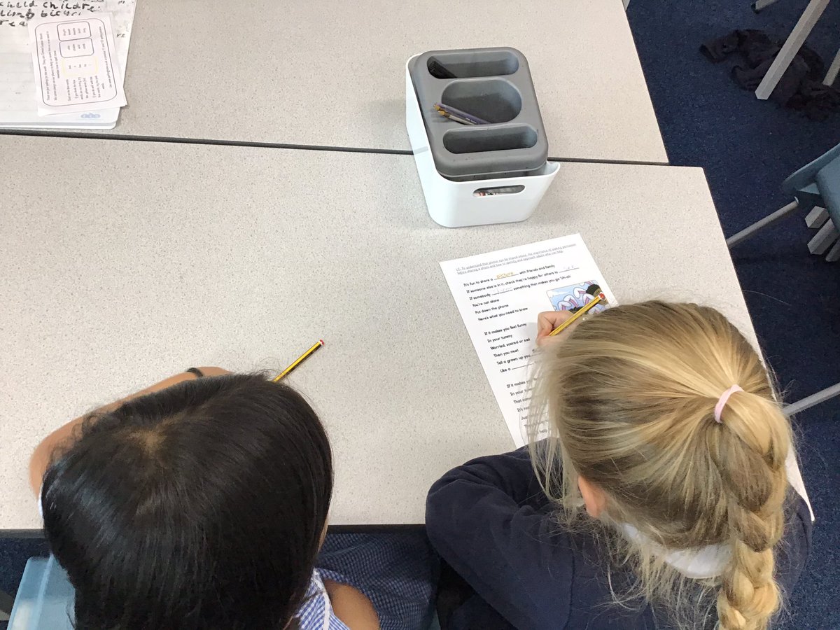 MRPAyear2A's tweet image. We are busy learning all about sharing pictures safely this afternoon! @mrpacomputing