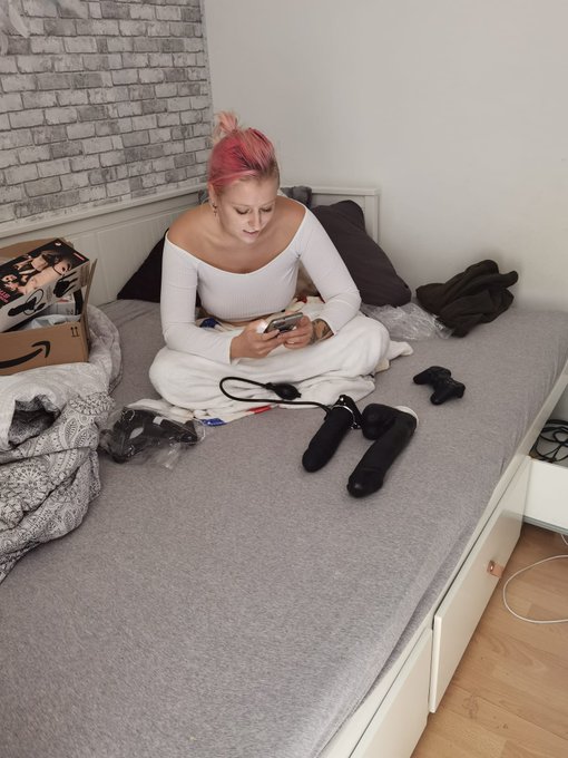Ich ganz schockiert mit meinen M&auml;dels am quatschen, dass die Toys doch so gro&szlig; sind. 😂 #camgirlproblems<a href="/tag/camgirl"class="tags"><span>#camgirl</span></a><a href="/tag/camgirlproblems"class="tags"><span>#camgirlproblems</span></a>