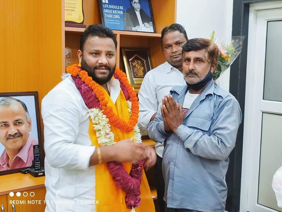 riteshconnects's tweet image. दिल्ली के कोंडली से लोकप्रिय विधायक @KuldeepKumarAAP जी ने मयूर विहार फेस- 3 ऑटो यूनियन के साथियों के साथ मुलाकात कर उनकी समस्या सुनी तथा उनकी समस्या का समाधान भी कराया।
#MLAKuldeepKumar