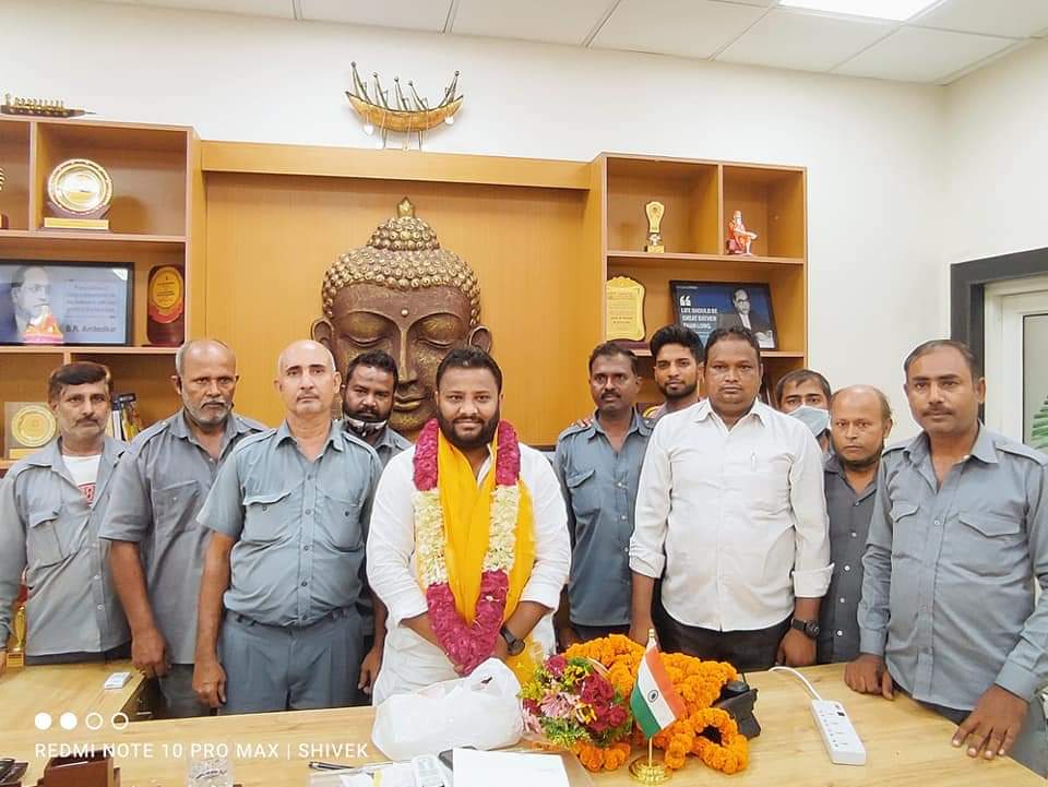 riteshconnects's tweet image. दिल्ली के कोंडली से लोकप्रिय विधायक @KuldeepKumarAAP जी ने मयूर विहार फेस- 3 ऑटो यूनियन के साथियों के साथ मुलाकात कर उनकी समस्या सुनी तथा उनकी समस्या का समाधान भी कराया।
#MLAKuldeepKumar