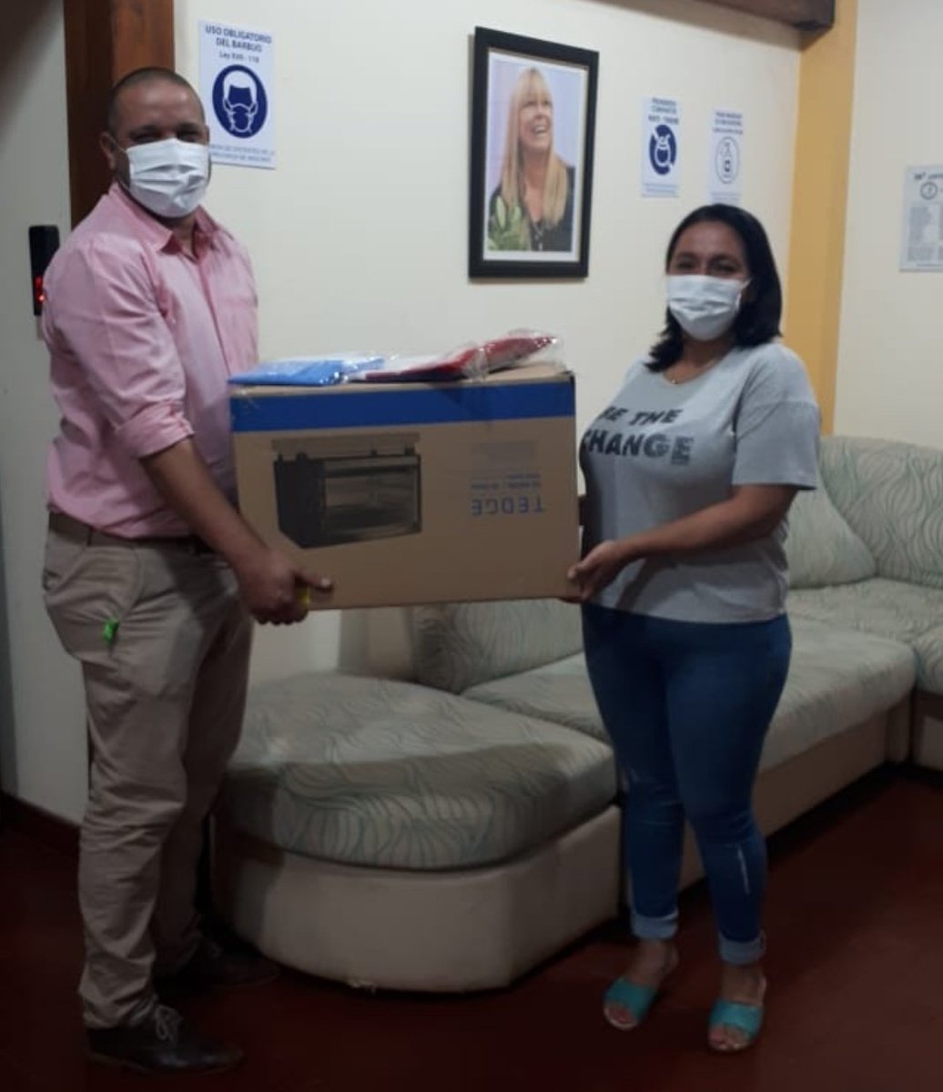Nos visitó la colega de San Pedro Valeria Figueroa Vice- Directora de la Esc. N° 24 a quien se le  entregó un Horno Eléctrico y banderas de mástil en nombre del Secretario General <a href="/grillo141/">Ruben Dario</a>
Seguimos estando cerca.
*UDPM*