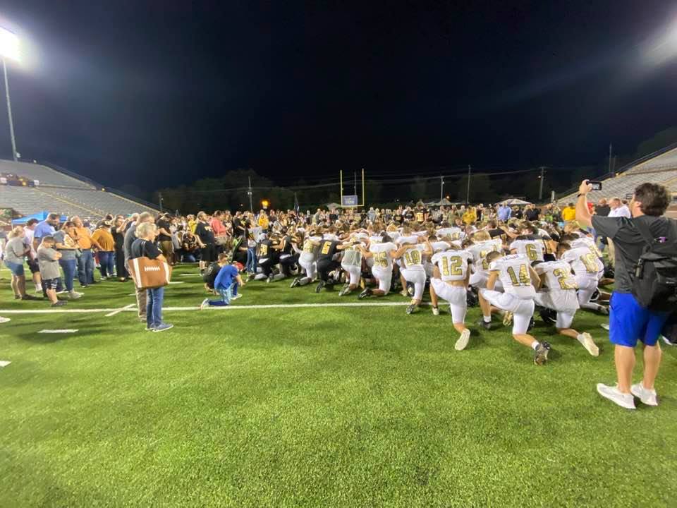 FOXNashville's tweet image. POWERFUL PHOTO 🙏🏈Football players led parents and fans in prayer after Friday night's game in Putnam County after coaches were told they can't lead students in prayer bit.ly/3lKHTOz