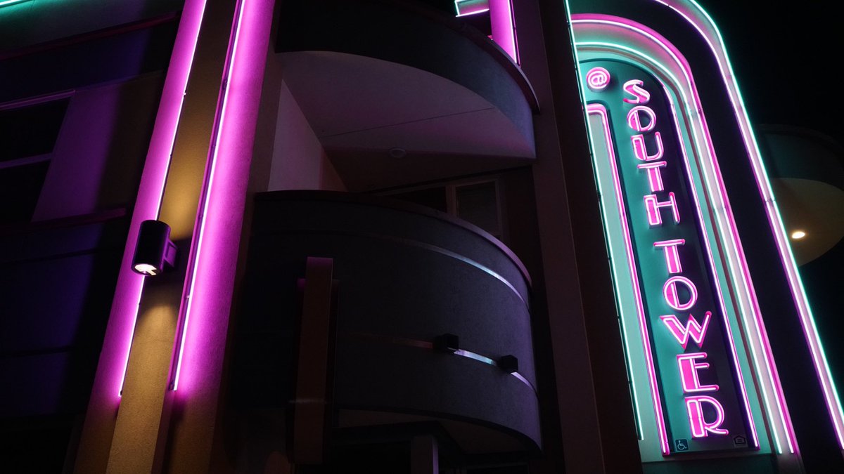 BayValleyPhoto's tweet photo. #SonyAlpha #fresno #neonlights https://t.co/FRIxVWfzeo