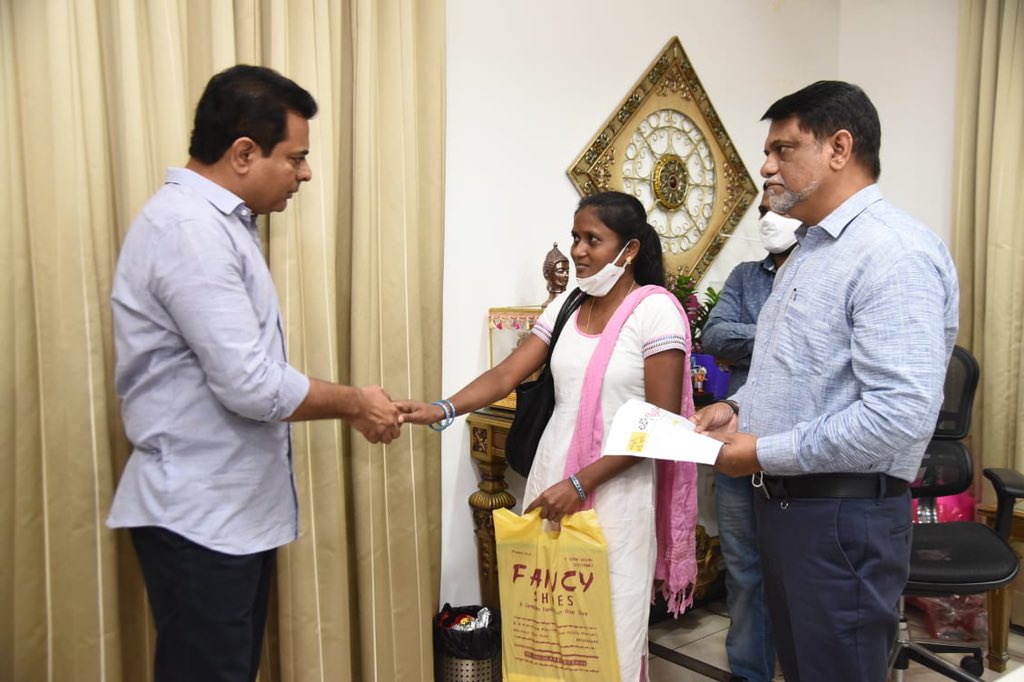 arvindkumar_ias's tweet image. On hearing the plight of Rajni, who’s MSc (organic Chemistry), has 2 daughter &amp;amp; working as sweeper on daily wages, minister @KTRTRS met her today &amp;amp; offered to employ her as Assistant Entomologist on O/S basis in @GHMCOnline

Orders have been issued after verifying her credentials