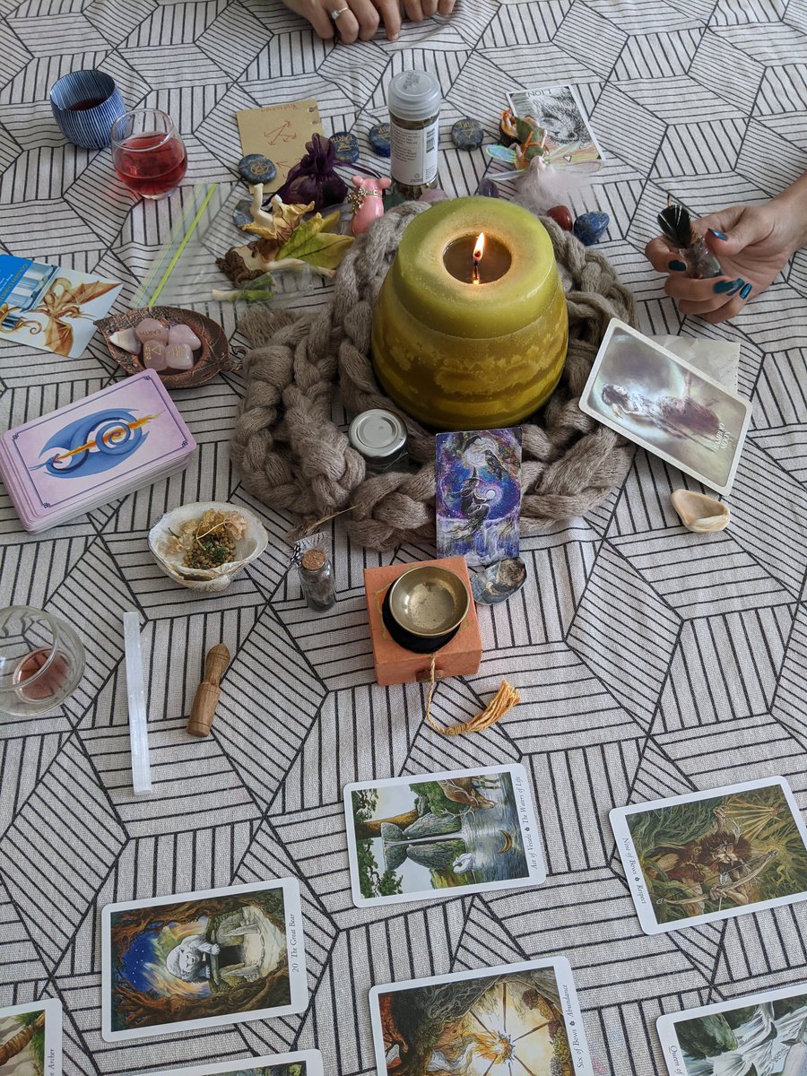 ThoughtNotebook's tweet image. From my altar to yours, happy full moon in Pisces! On the eve of the pagan autumn equinox celebration of Mabon, this is a fabulous time to take count of your harvest this year. What have you learned? Where have you grown? 

#fullmoon #Mabon #pisces #Thankful #ritual #gratitude