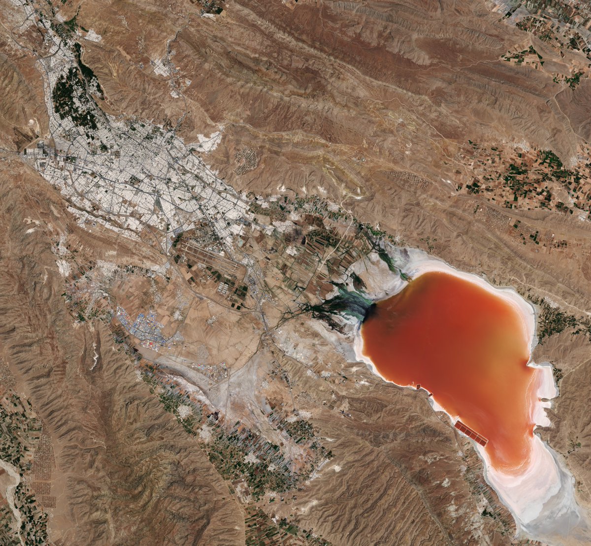A city on Mars. 
Nope - it's Shiraz, in southwest Iran, and Maharloo salt lake. But soon ...
bit.ly/2XwKCTc