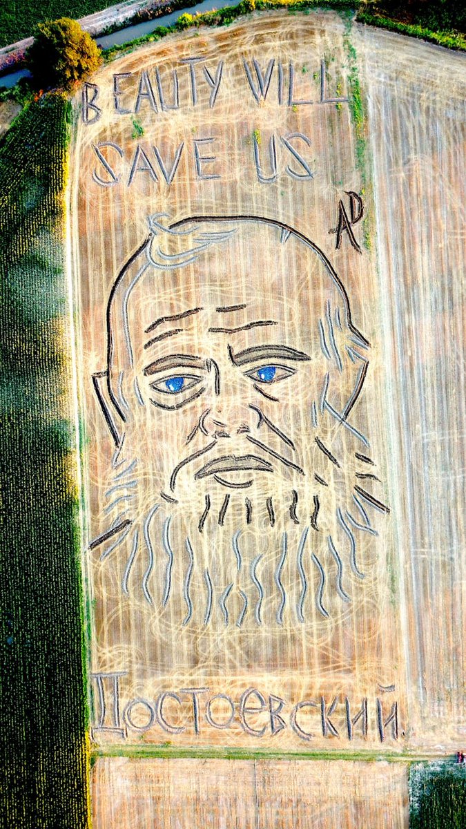 NikeSkywalker's tweet photo. "La bellezza ci salverà" è il titolo dell'opera di Land Art dell'artista #DarioGambarin, dedicata al romanziere russo Fedor #Dostoevskij. Il ritratto sulla viva terra è realizzato su un terreno di 25mila metri quadrati di stoppie di grano, con trattore, aratro ed erpice https://t.co/sig2yEc0IB