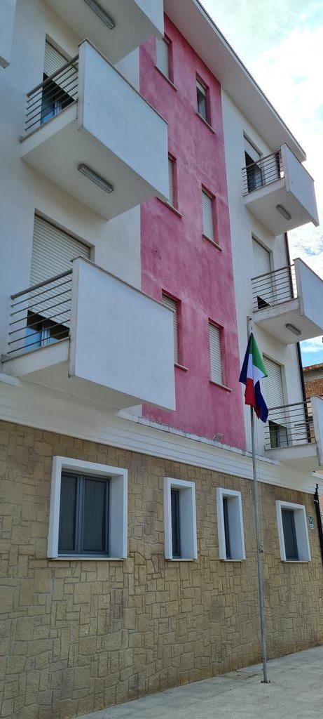 L'ecoostello di Locri. Cosi, con l'energia e la voglia di futuro del Terzo settore si valorizzano i beni confiscati alle mafie. Contributi non solo per le ristrutturazioni, ma soprattutto per la gestione. Speriamo che così vengano utilizzati i 300 milioni del PNRR