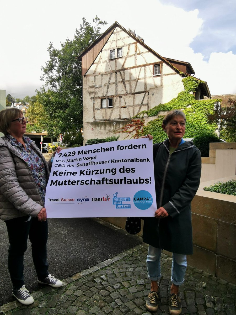 Übergabe der #Petition in Schaffhausen. 7'429 Menschen haben unterschrieben und fordern von der Kantonalbank, dass sie ihren unsinnigen Entscheid, den #Mutterschaftsurlaub auf 14 Wochen zu kürzen, zurück nimmt. #shameonyouSHKB