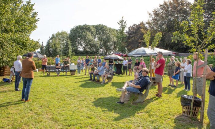 Een rumoerige middag bij het Lingelandje in Deil. Vanaf zaterdag is officieel de lang gekoesterde wens van velen Deilenaren in vervulling gegaan. Lees meer: koetjong.nl/lingelandje-de… Foto: <a href="/AbDonkerFoto/">Ab Donker</a> #westbetuwe #deil #koetjong #lingelandje