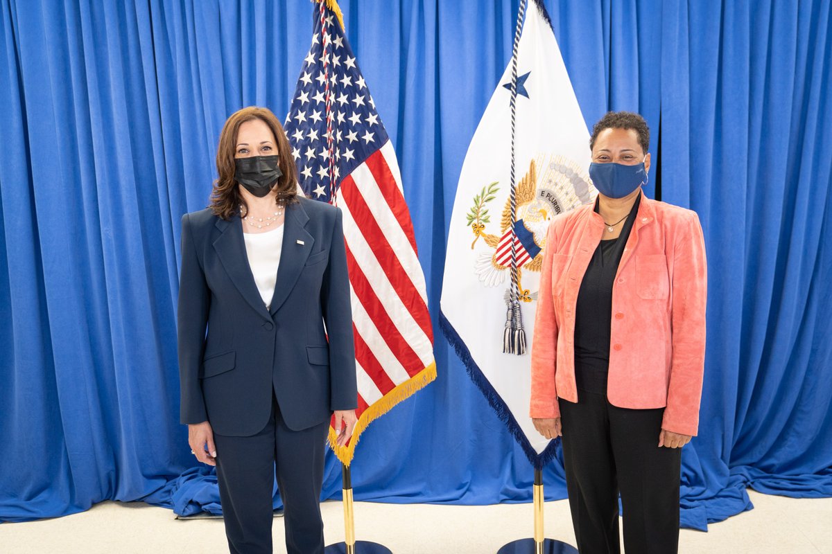#NOAA LMRCSC and <a href="/_HamptonU/">Hampton University</a> faculty member, Dr. Deidre Gibson, met Vice President Kamala Harris during the VP's visit to the university. Earlier this month, Vice President Harris spoke with students about their research in the STEM fields during #HBCUWeek. #VPOTUS #STEM