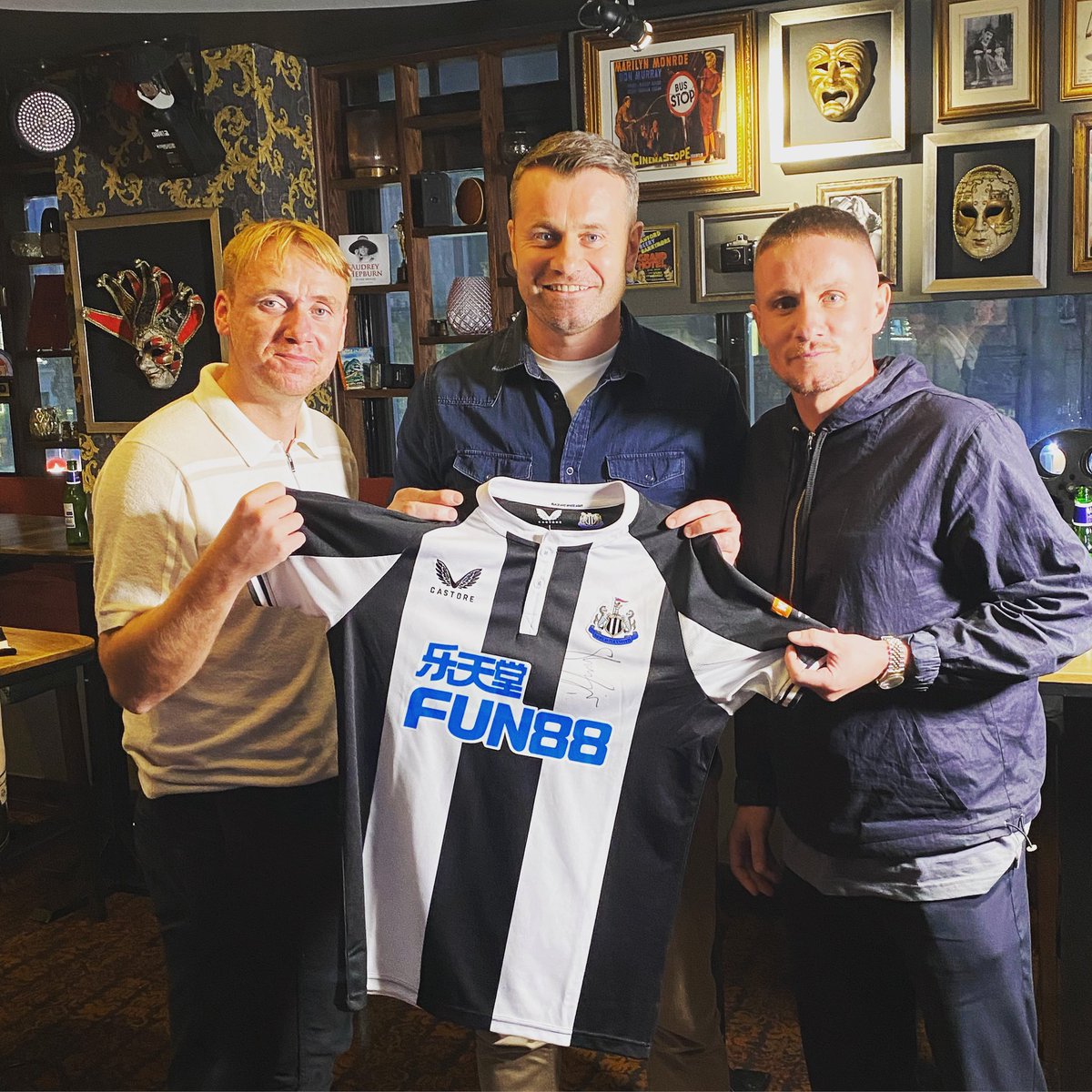 🚨PRIZE GIVEAWAY🚨

WIN a Brand New SIGNED #NUFC strip from our podcast guest <a href="/No1shaygiven/">Shay Given</a>! ⚫️⚪️✍🏼 

To Win:

✅ FOLLOW Open Goal
✅ FOLLOW <a href="/GrosvenorSport/">GrosvenorSport</a> 
🔄 RETWEET This Post

Good Luck!

Watch our full podcast interview w/ the <a href="/NUFC/">Newcastle United</a> Legend HERE ➡️ bit.ly/3CyJ1vx