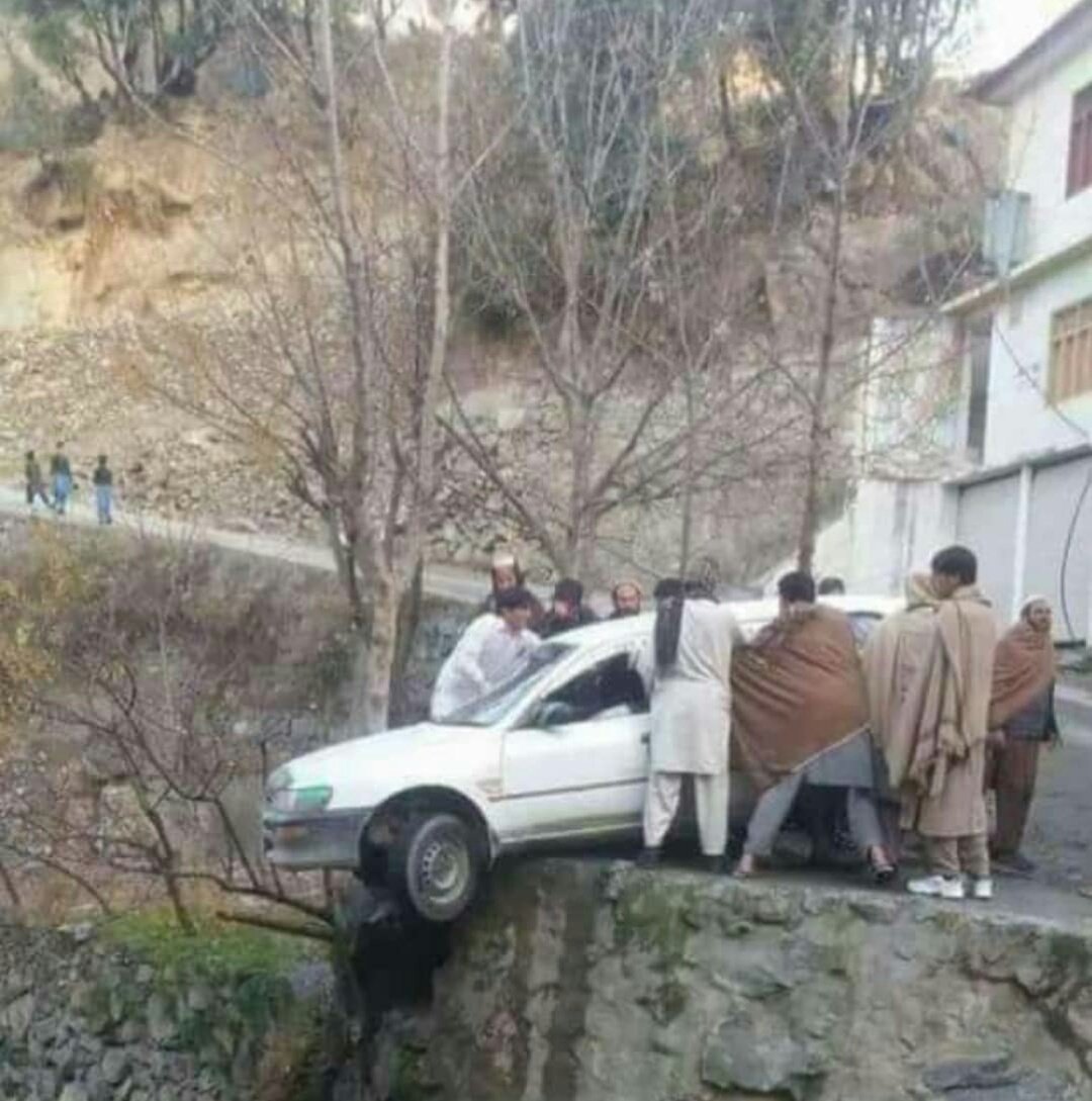 MaroofManHas3's tweet photo. پٹرول کی قیمت 124 روپے ہونے پر گاڑی کی خودکشی کی کوشش مقامی لوگوں کے بروقت پہنچنے پر خودکشی کی کوشش ناکام بنادی گئی۔۔😂😂😂 https://t.co/aoMkVoTsus