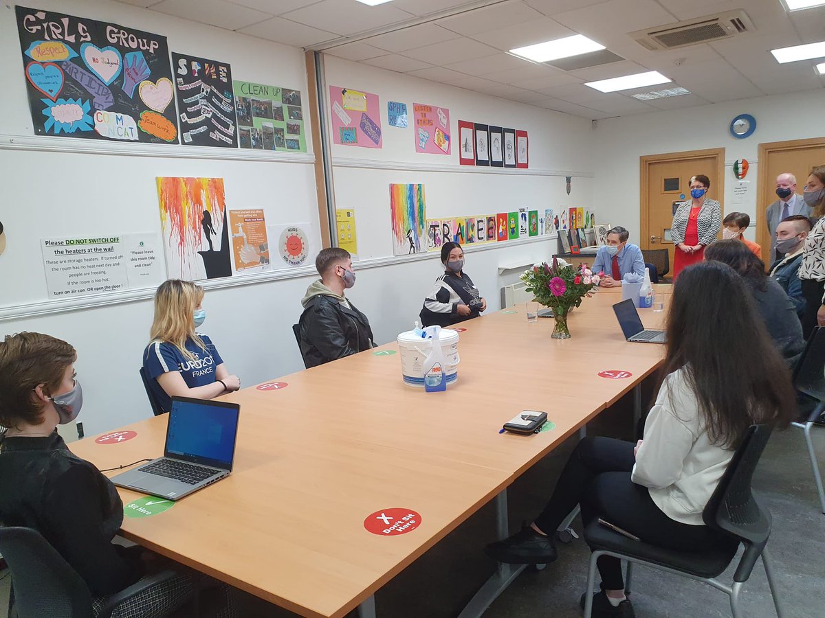 SimonHarrisTD's tweet photo. Great to call into Tralee Youthreach today and meet with students &amp; staff. A chance to hear the insights and views of students and discuss pathways to get the careers they aspire to. Also an opportunity to say thank you to incredible staff who are transforming lives https://t.co/bi48mPDgR3
