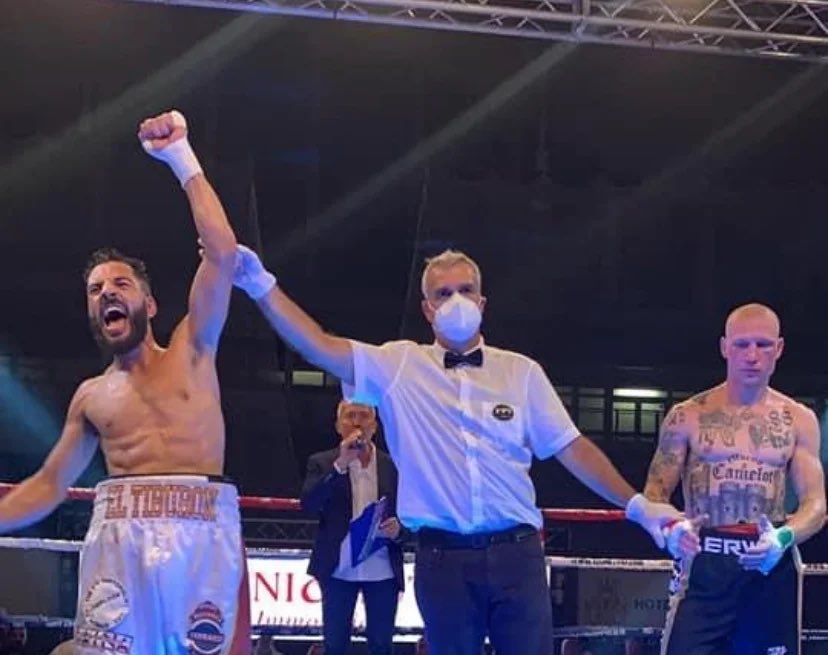 “Volevo fare un bel match e vista la situazione c’è stato anche più gusto a vincere. Pensavo di aver visto male, non volevo crederci. Ho trovato quelle scritte oscene”.

Hassan Nourdine, operaio in un’azienda metalmeccanica e nuovo campione italiano della categoria Superpiuma.