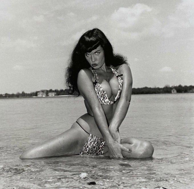 😻 Curves and kisses from the Queen to supercharge your Monday! 💋

#pinup #fitness #bettiepage #pinupmodel