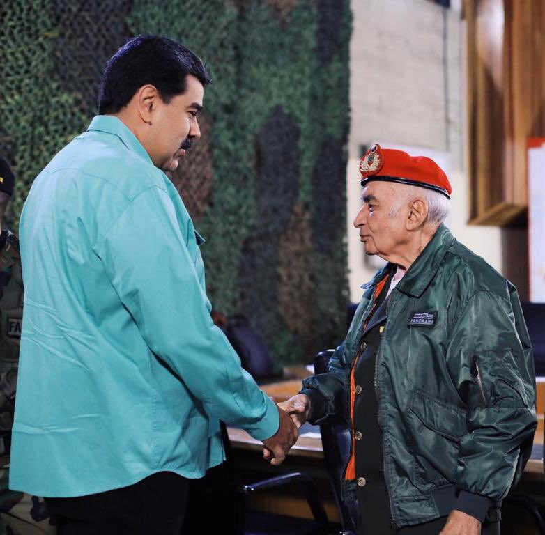 Expresamos nuestro pesar x el cambio de paisaje de un bolivariano insigne, general Pérez Arcay. Hombre digno, honesto y cabal, pluma encendida para reivindicar nuestro legado de soberanía y libertad. A los deudos, amigos y discípulos del maestro, nuestro abrazo