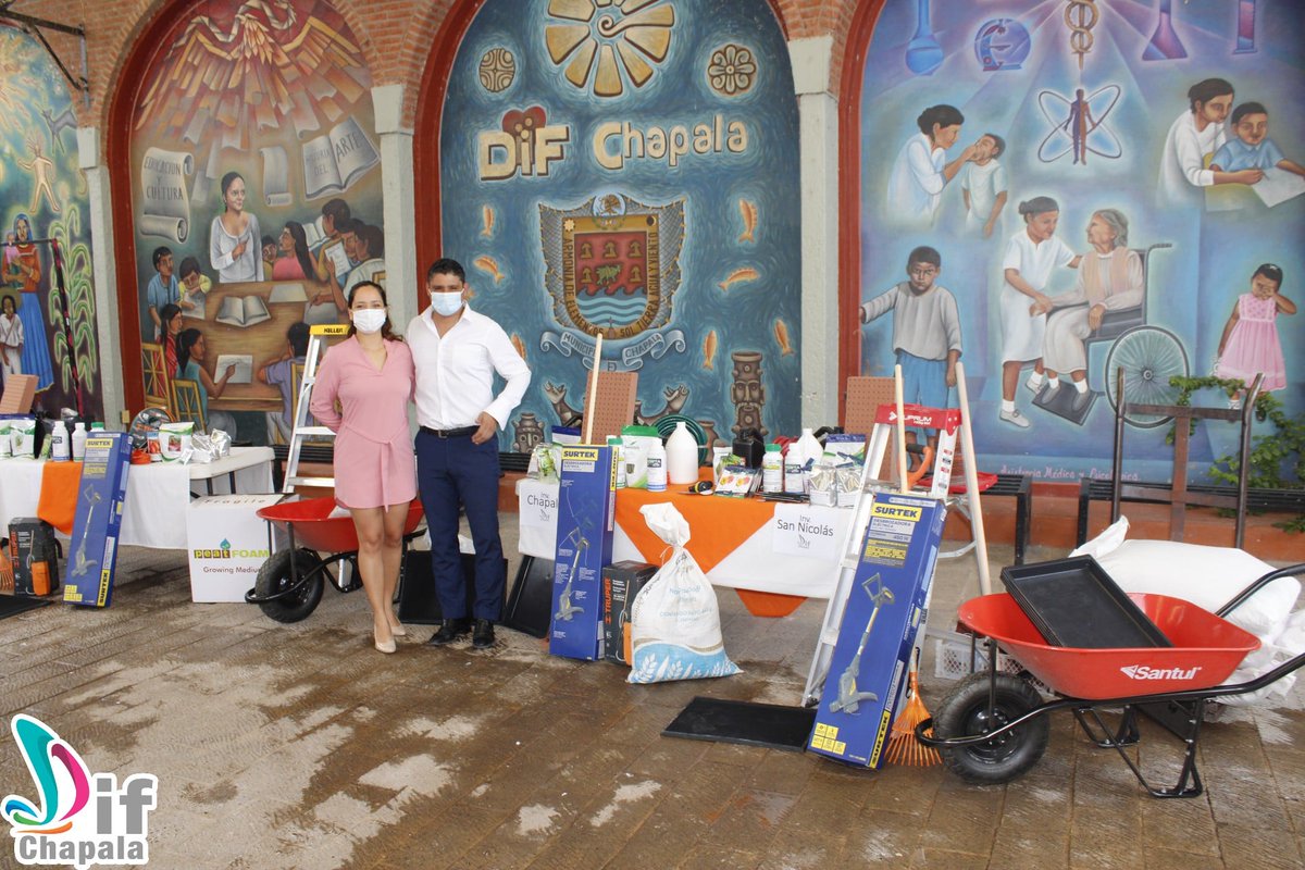 difchapala's tweet photo. DIF Entrega apoyos para mano de obra en invernaderos 
Como parte del trabajo incansable que se viene realizando en las diversas comunidades, se realizó la entrega de materiales de apoyos a los invernaderos de la localidad. https://t.co/hs3aYOcob3