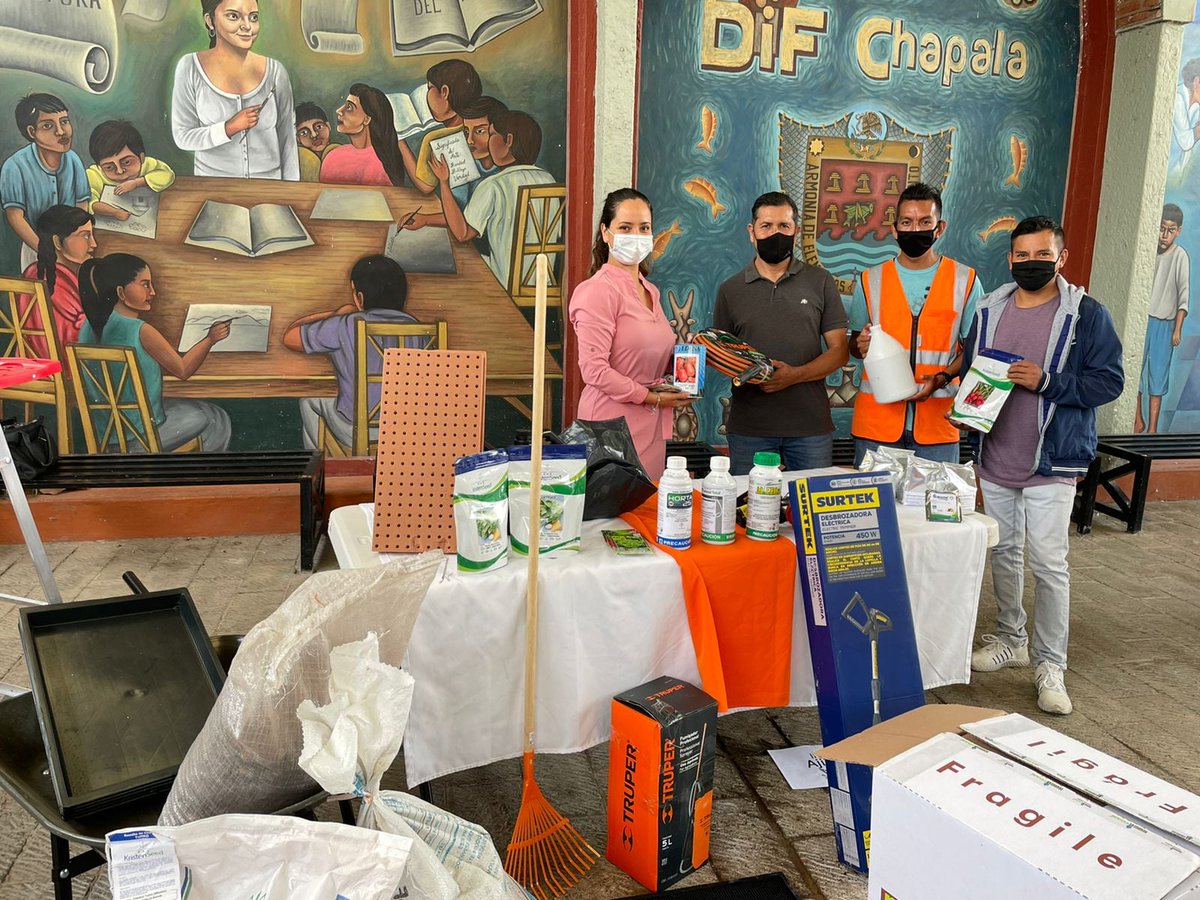 difchapala's tweet photo. DIF Entrega apoyos para mano de obra en invernaderos 
Como parte del trabajo incansable que se viene realizando en las diversas comunidades, se realizó la entrega de materiales de apoyos a los invernaderos de la localidad. https://t.co/hs3aYOcob3