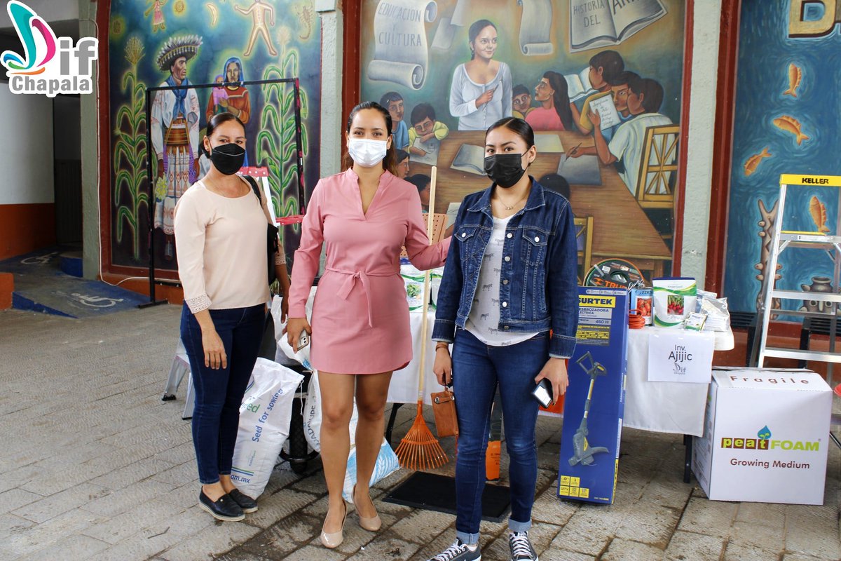 difchapala's tweet photo. DIF Entrega apoyos para mano de obra en invernaderos 
Como parte del trabajo incansable que se viene realizando en las diversas comunidades, se realizó la entrega de materiales de apoyos a los invernaderos de la localidad. https://t.co/hs3aYOcob3