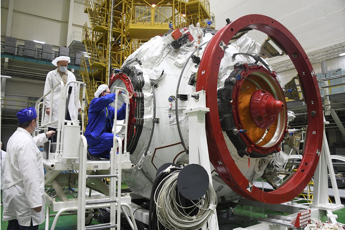 katlinegrey's tweet photo. The #Prichal module was transferred to a vacuum chamber for vacuum leak test which will take two days. At the same time, the electric tests of the #ProgressM-UM service module will be performed. https://t.co/xwgs6MfjOR
