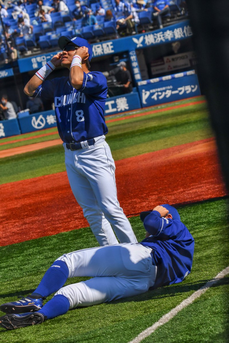 ETY0811's tweet photo. ②
サングラスを交換して欲しいとせがむ(?)周平さんと、
それに応える大島さん
#dragons #中日ドラゴンズ
#高橋周平 #大島洋平 #TEAMEIGHT
2021.09.20 横浜スタジアム https://t.co/VzPRqFr11j