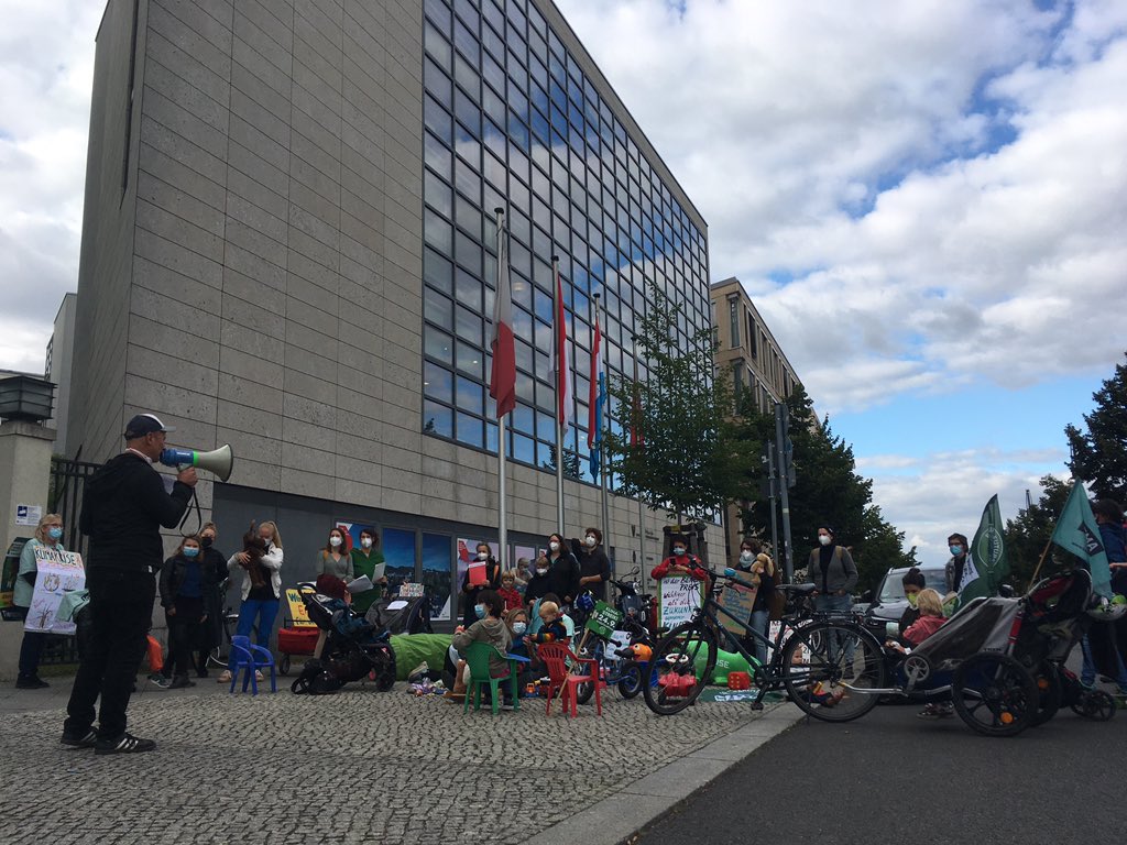 ❌Wir blockieren die CDU Parteizentrale!❌

Wir tragen Verantwortung für unsere Kinder und fordern von der #CDU verantwortungsvollen #Klimaschutz !!

#KlimakriseISTjetzt