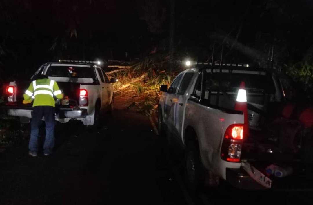 RcBentong's tweet photo. #teamroadcare kerja #kecemasan bersih #pokoktumbang di #FT55-TRANUM - GAP - 37.00  #Raub #bukitfraser 

@MOWorks @JKRMalaysia @JKR_Raub @ZTTCSFJ @Roadcare_HQ @Roadcare_Phg @CSFJ_JKR @dzakir76 https://t.co/3RvOheWLWX