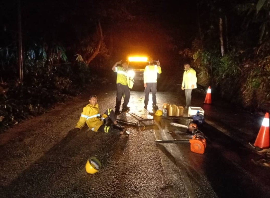 RcBentong's tweet photo. #teamroadcare kerja #kecemasan bersih #pokoktumbang di #FT55-TRANUM - GAP - 37.00  #Raub #bukitfraser 

@MOWorks @JKRMalaysia @JKR_Raub @ZTTCSFJ @Roadcare_HQ @Roadcare_Phg @CSFJ_JKR @dzakir76 https://t.co/3RvOheWLWX