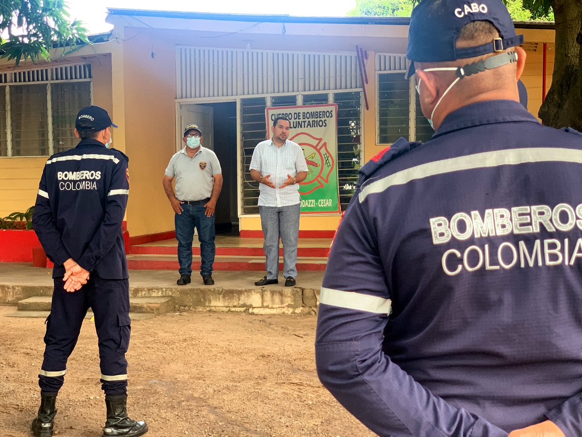 Visité el comando de Bomberos de #Codazzi, reafirmé mi compromiso con ellos y les confirmé que pronto les llegará un carro cisterna para atender las emergencias que se presenten en el municipio.