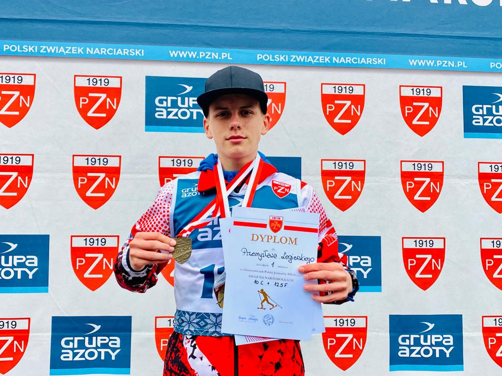 pzn_pl's tweet photo. Medaliści Mistrzostw Polski Juniorów Młodszych 🇵🇱
🥇 Przemysław Legierski
🥈 Dawid Pilch
🥉 Paweł Bryja
___
@MarweSports
@Grupa_Azoty #mistrzostwapolski #MarweCup #bieginarciarskie #bieginanartorolkach #crosscountry #PolskiZwiązekNarciarski #pzn #rollerskis https://t.co/YWRDxQsnd5