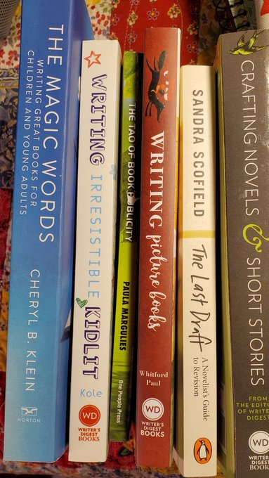 MiddleGradeHub's tweet photo. To celebrate the success of #MGAuthorChat, we're doing a GIVEAWAY open to all unagented, aspiring #kidlit authors. This set of used-but-useful writing craft books will go to one lucky winner. To enter, RT &amp; reply with your favorite writing tip.
US only/Ends Fri, 9/24 https://t.co/MEzMTbipQw