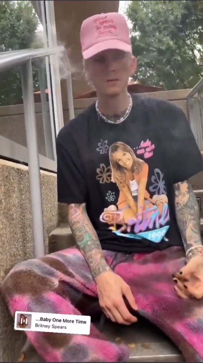 JamesSpears90's tweet photo. Machine Gun Kelly feat. Britney Spears https://t.co/k78TFtLhaR