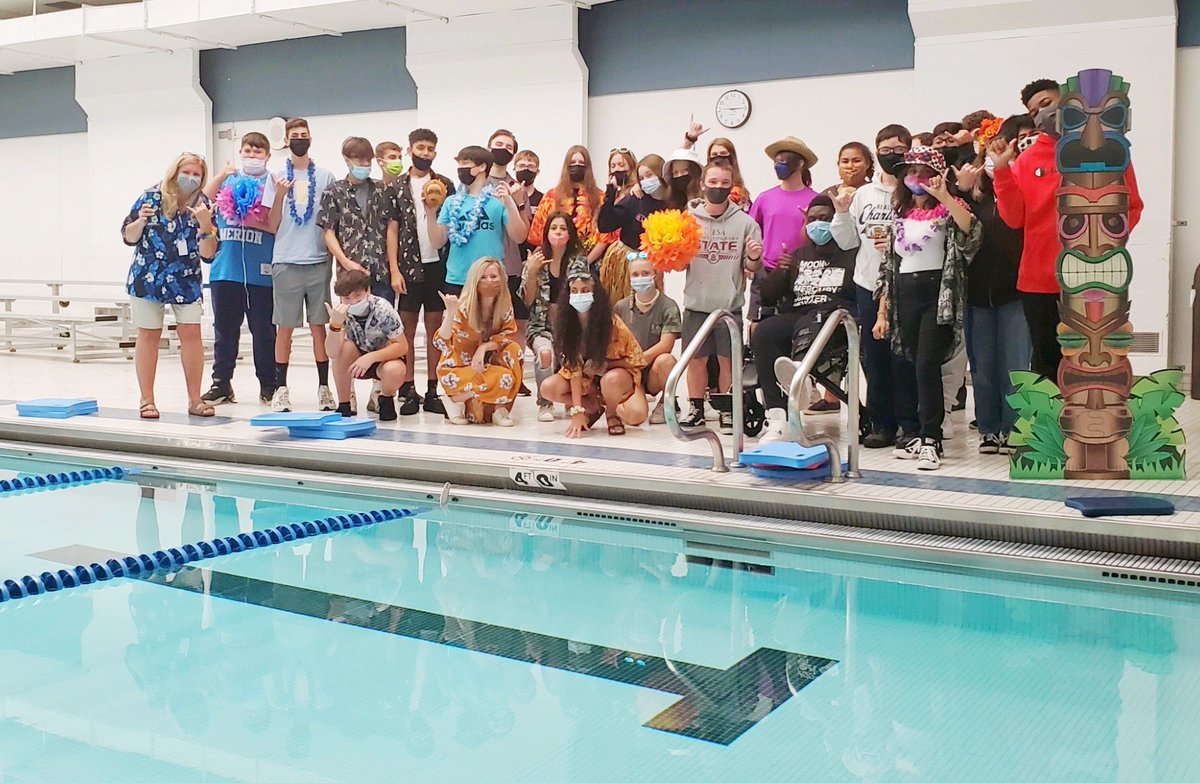 kimwitt85's tweet photo. Mrs. Witt &amp; Mrs. Matkovich's advisory poolside for destination Hawaii! #cshshawaii #hangloose https://t.co/whEBVmI6cF